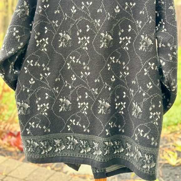 Indutexsa Womens Thick Knit Charcoal Gray Floral Jacket - Picture 8 of 12